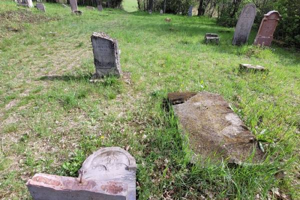 Budakeszi temetőrongálás: A Mazsihisztól 50 ezer forint a nyomravezetőnek